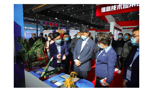 世界制(zhì)造業(yè)大(dà)會(huì)省領導莅臨艾創微(wēi) 展位參觀指導